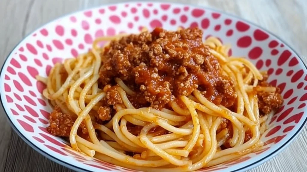 Spaghetti bolognaise simple et savoureuse, recette italienne maison SavoryGlobe.