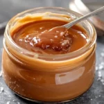 Recette Caramel beurre salé liquide doré, coulant dans un pot en verre, prêt à sublimer vos desserts.