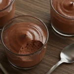 Délicieuse recette mousse au chocolat à l'ancienne dans un bol en céramique, texture onctueuse et traditionnelle, parfaite pour les amateurs de desserts classiques.