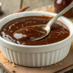 Sauce madère maison onctueuse et savoureuse, servie dans une saucière élégante, parfaite pour accompagner viandes et plats raffinés.