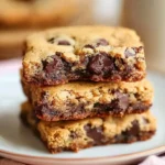 Recette brookie fondant maison, combinant brownie moelleux et cookie croustillant, présenté sur une assiette gourmande.